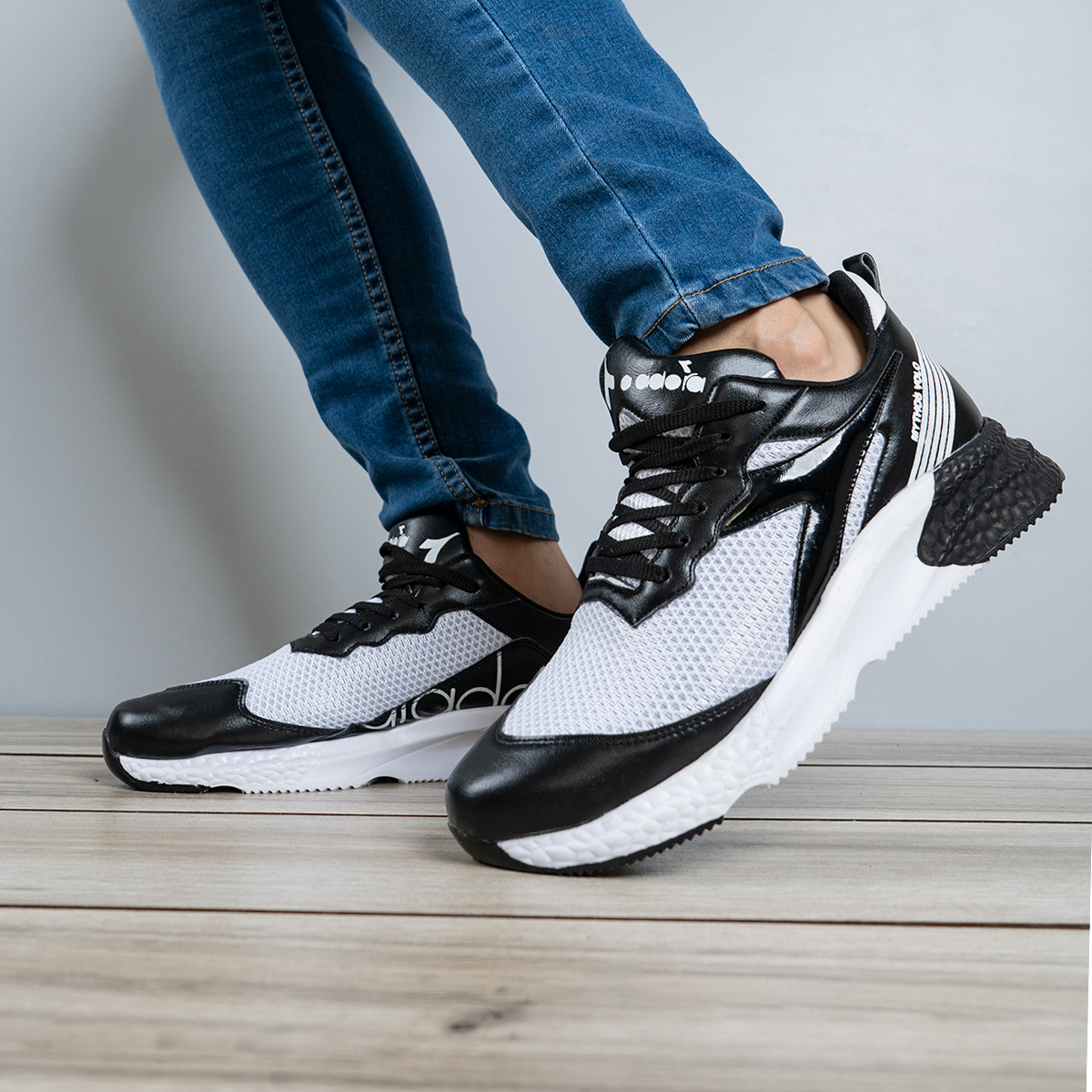 کفش ورزشی مردانه سفید مشکی مدلTavya