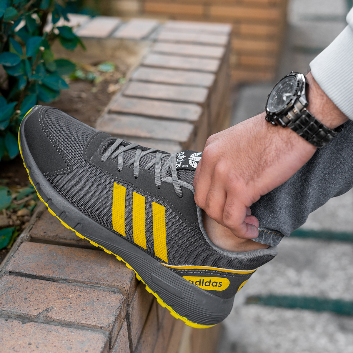 کفش ورزشی Adidas مردانه طوسی زرد مدل Matikan