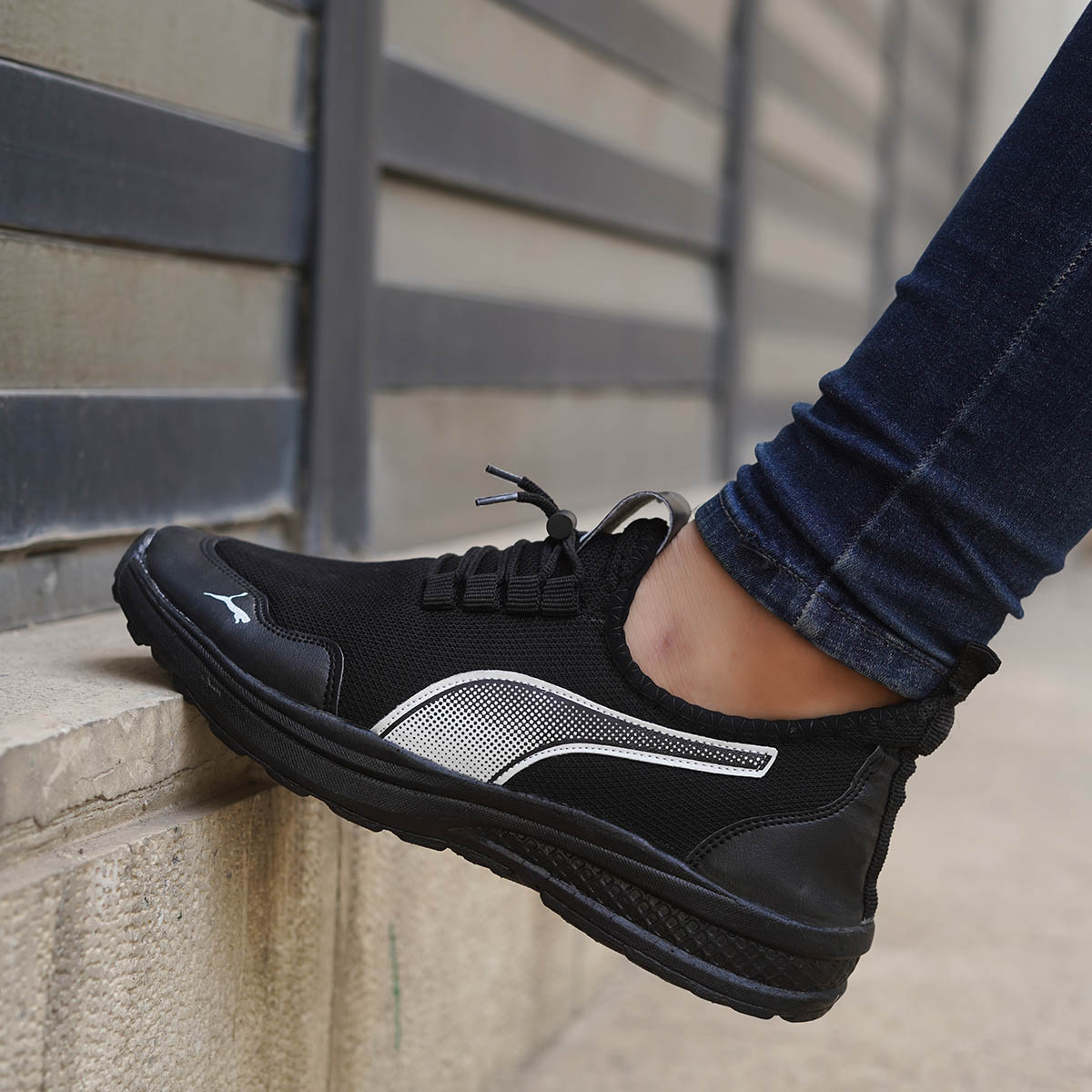 کفش ورزشی مردانه مشکی زیره مشکی مدل Erik