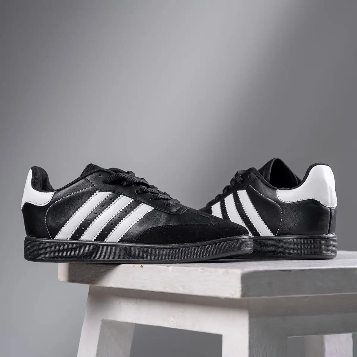 کفش تخت آدیداس مردانه مشکی سفید مدل Animo