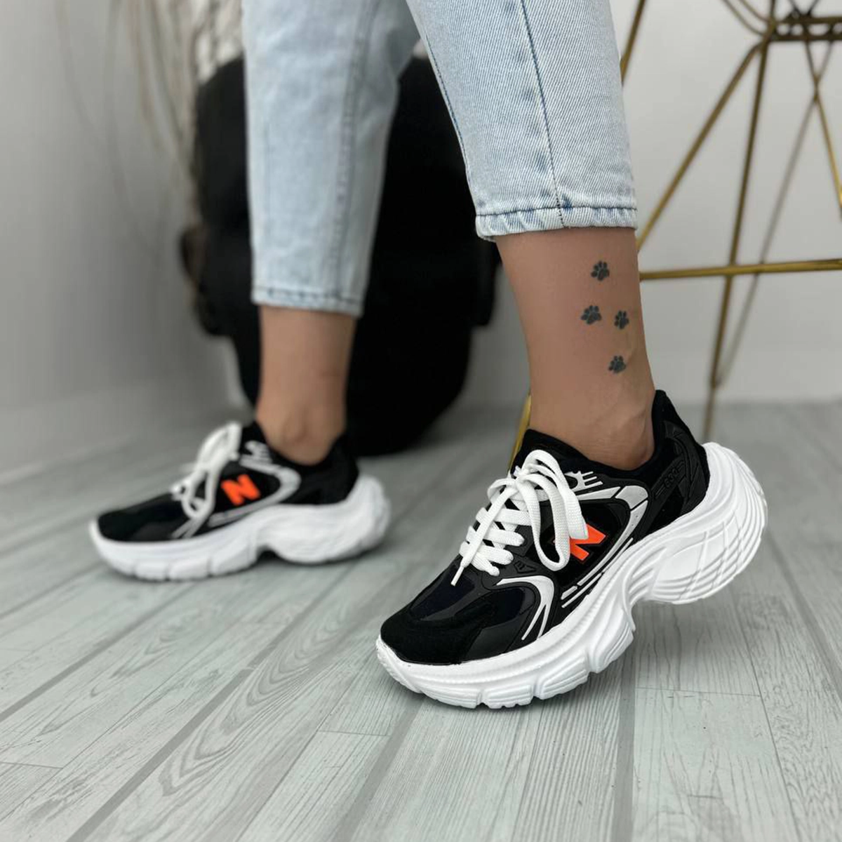 کفش ورزشی زنانه نیوبالانس لژدار مشکی نارنجی مدل Mahla