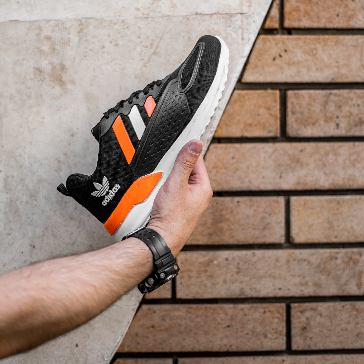 کفش ورزشی Adidas مردانه مشکی نارنجی مدل Tilda