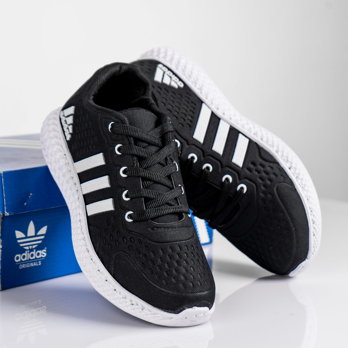 کفش ورزشی Adidas مردانه مشکی سفید مدل Sisam(T)